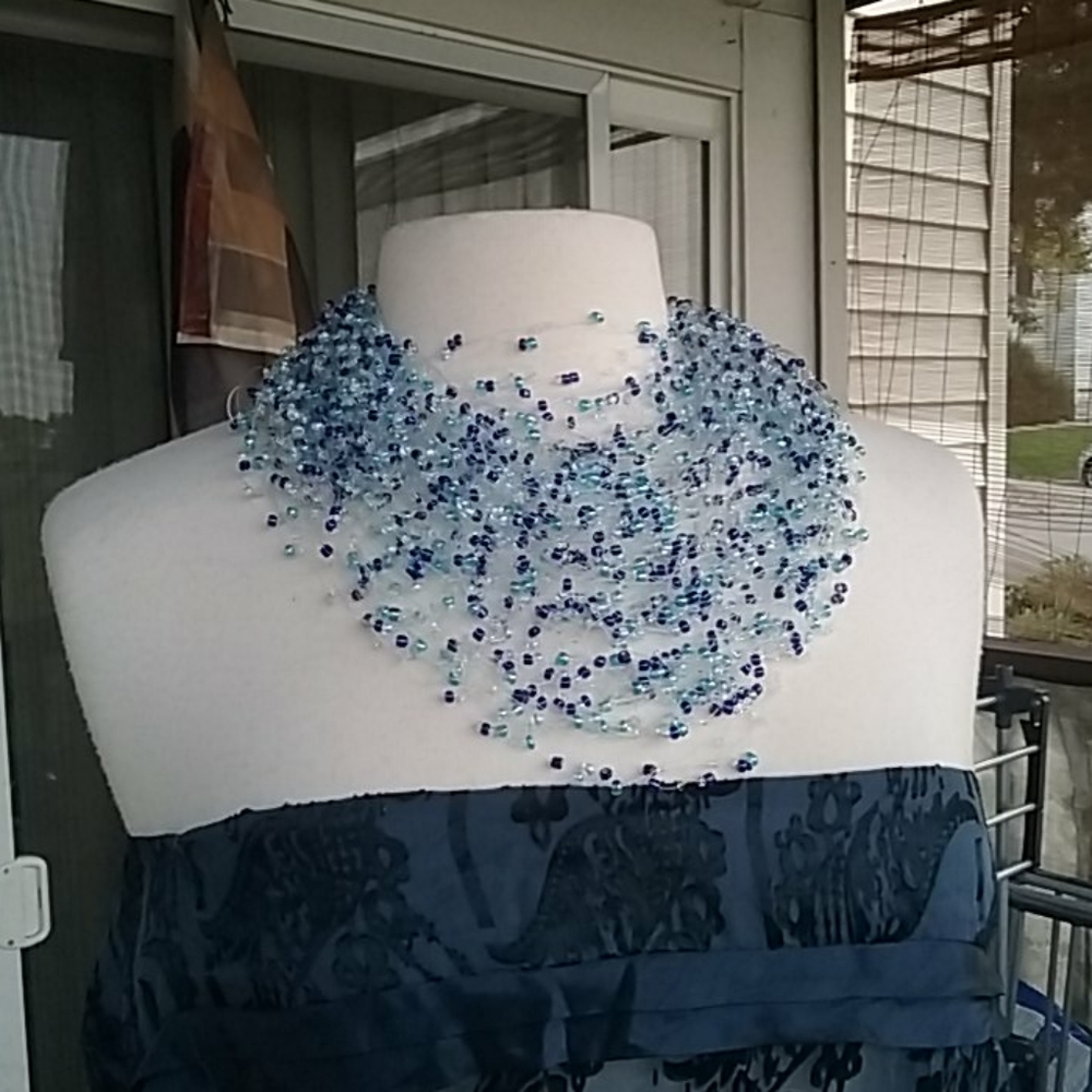 Elegant Bib Necklace - Picture 4 of 4